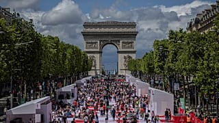 Grands pique-niques et rues sans voitures : Comment Paris aide les cyclistes et les marcheurs à se réapproprier la ville.