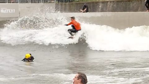 "Le ticket pour les grandes vagues coûte 50 euros. On a alors une quinzaine de vagues en une heure, ce qui est plus qu'en un mois de mer". 