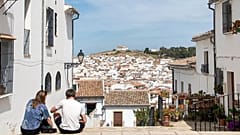Un par de personas observan un pueblo de Málaga.