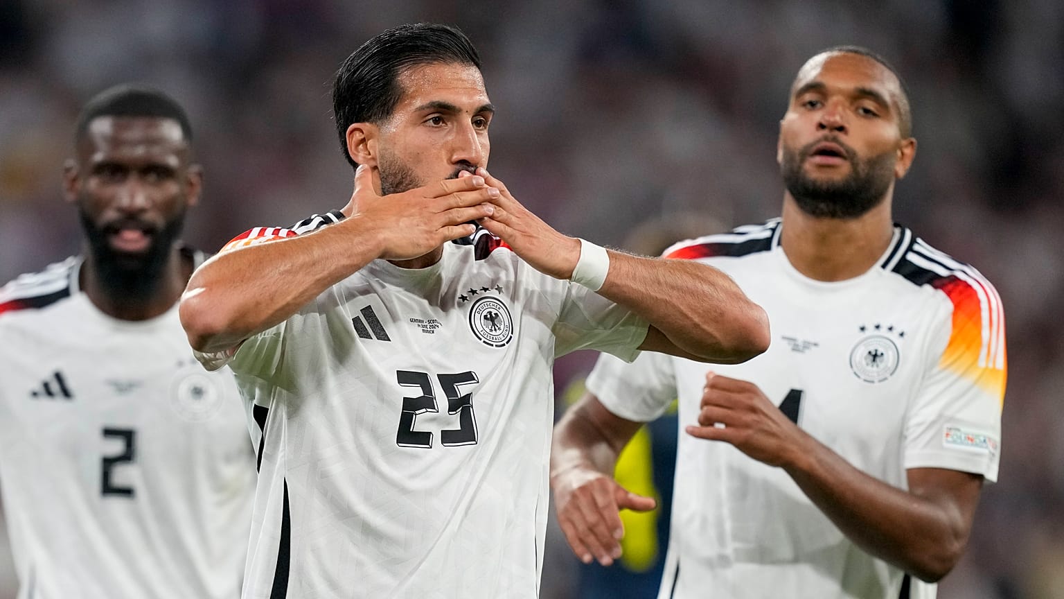 Emre Can celebra el quinto gol de Alemania frente a Escocia.