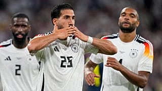 Emre Can celebra el quinto gol de Alemania frente a Escocia.