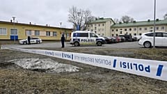 ARCHIV - Polizeibeamte stehen am Dienstag, 2. April 2024, vor der Gesamtschule Viertola in Vantaa, Finnland, Wache. 