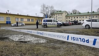 ARCHIV - Polizeibeamte stehen am Dienstag, 2. April 2024, vor der Gesamtschule Viertola in Vantaa, Finnland, Wache.