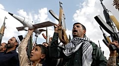 Partidarios houthis asisten a protestas contra Israel y Estados Unidos en Saná, Yemen, el viernes 14 de junio de 2024. 