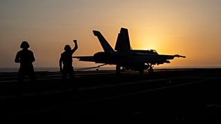 Ein Kampfjet landet auf dem Flugzeugträger USS Dwight D. Eisenhower im Roten Meer, 11. Juni 2024
