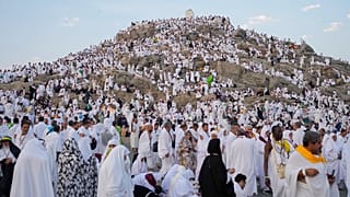الحجاج يقفون علي صعيد عرفة 15/06/2024