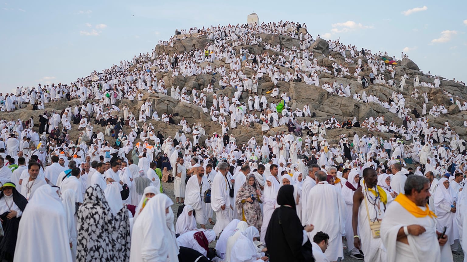 Müslüman hacılar Mekke yakınlarındaki Arafat Ovası'nda yer alan Rahmet Dağı'nın tepesinde toplanıyor, Suudi Arabistan, 15 Haziran 2024 Cumartesi