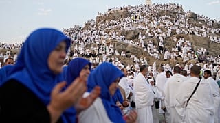 صورة أرشيفية لاجتماع الحجاج المسلمين قرب جبل عرفات في مكة المكرمة