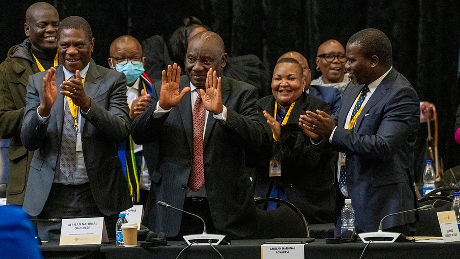 Güney Afrika Cumhurbaşkanı Cyril Ramaphosa, 14 Haziran 2024 Cuma günü Cape Town, Güney Afrika'da yeniden ülke lideri seçildikten sonra tepki gösteriyor.