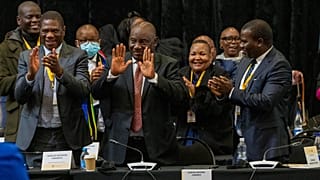Güney Afrika Cumhurbaşkanı Cyril Ramaphosa, 14 Haziran 2024 Cuma günü Cape Town, Güney Afrika'da yeniden ülke lideri seçildikten sonra tepki gösteriyor.