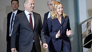المستشار الألماني أولاف شولتس إلى جانب رئيسة الوزراء الإيطالية جورجيا ميلوني