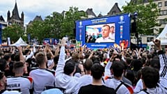 Szurkolók a labdarúgó EB Németország - Skócia nyitómérkőzését nézik a kölni szurkolói zónában 2024. június 14-én