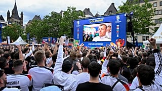Szurkolók a labdarúgó EB Németország - Skócia nyitómérkőzését nézik a kölni szurkolói zónában 2024. június 14-én