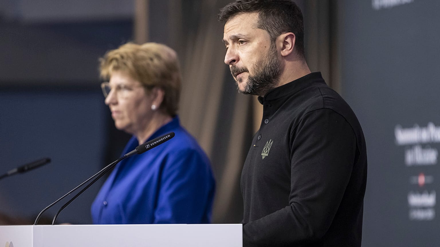 Die Schweizer Bundespräsidentin Viola Amherd (links) und der ukrainische Präsident Wolodymyr Selenskyj an einer Pressekonfernz am Gipfeltreffen in Stansstad, 15. Juni 2024.