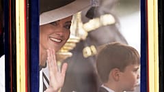 Galler Prensesi Kate, 15 Haziran 2024 Cumartesi günü Londra'da en küçük oğlu Galler Prensi Louis ile birlikte kalabalığa el sallıyor. 