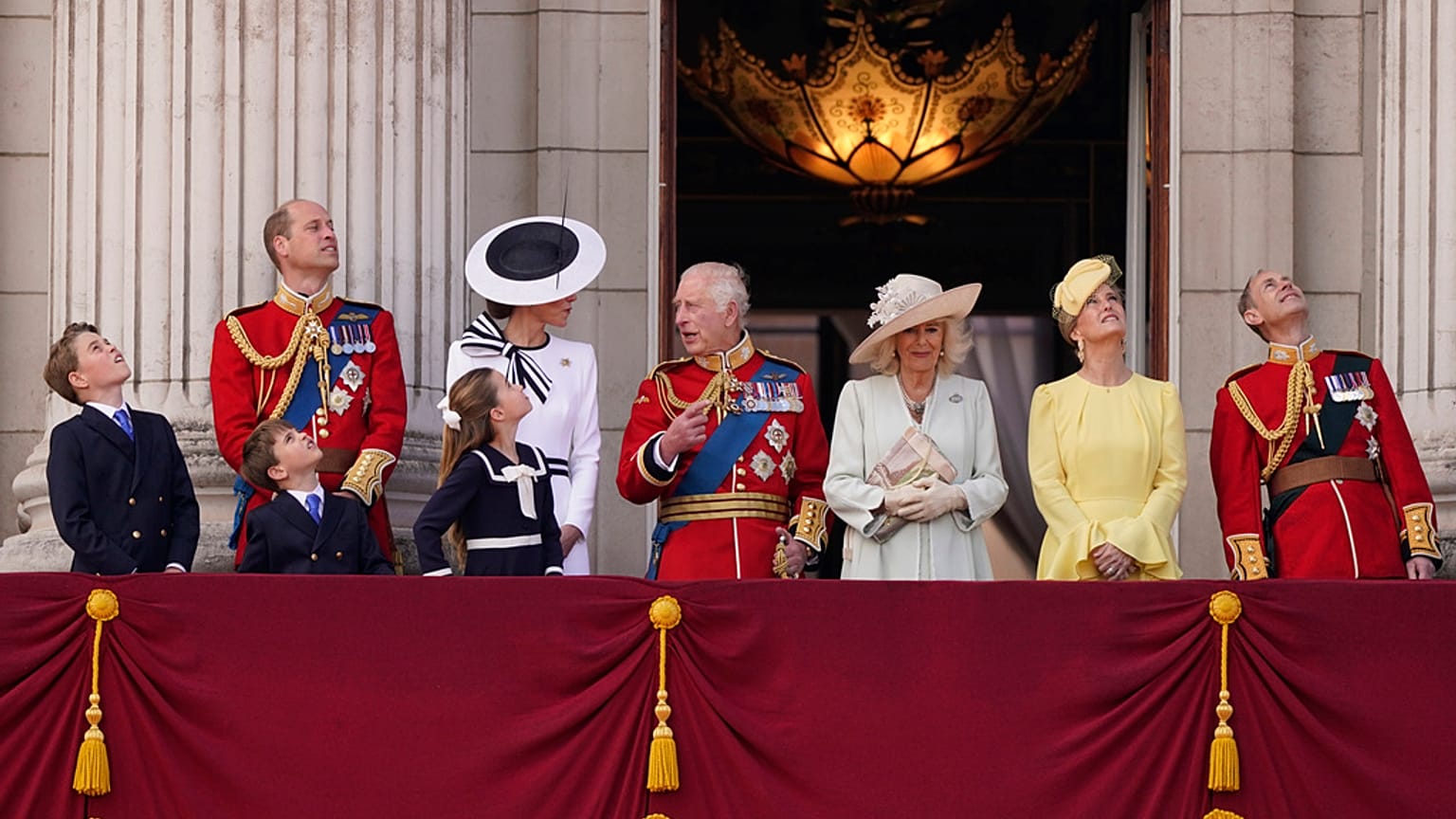 King Charles III. mit Königin Camilla, Kate, Prinzessin von Wales und anderen Royals auf dem Balkon des Buckingham Palace, 15. Juni 2024.