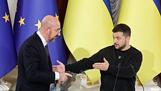 Charles Michel, az Európai Tanács elnöke és Volodimir Zelenszkij ukrán elnök sajtótájékoztatót tart Kijevben 2023. november 21-én