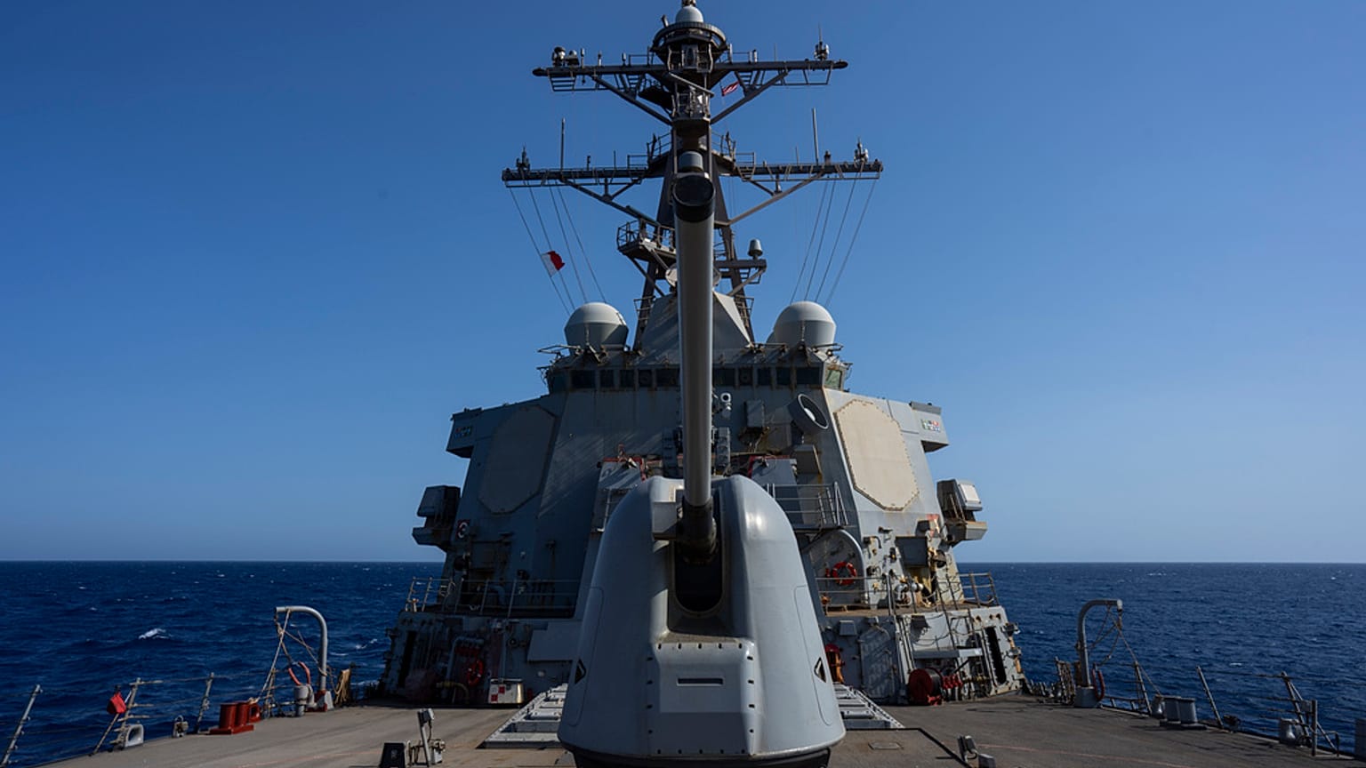 Egy amerikai rakétaromboló (USS Laboon) a Vörös-tengeren 2024. júniusában