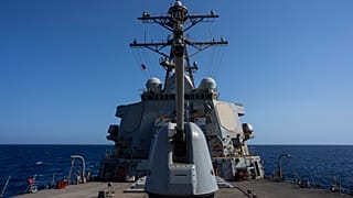 Egy amerikai rakétaromboló (USS Laboon) a Vörös-tengeren 2024. júniusában