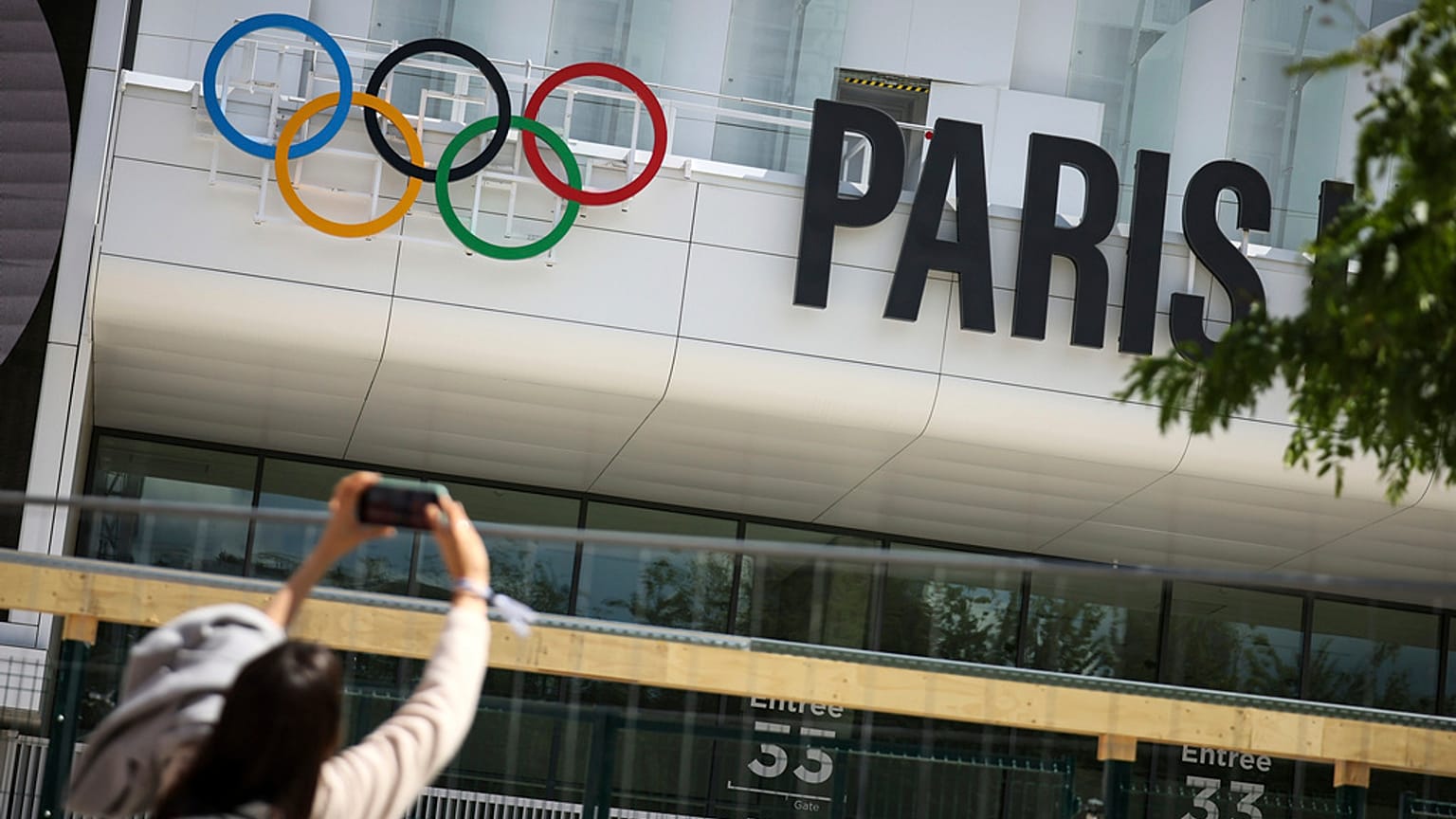Une femme prend une photo de l'arène de Paris La Défense, mercredi 12 juin 2024 à Nanterre, en banlieue parisienne. 