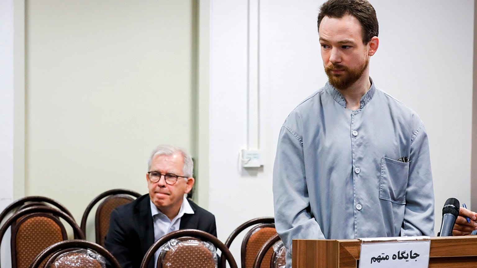 Sur cette photo publiée par l'agence de presse Mizan le mercredi 20 décembre 2023, Johan Floderus se tient dans une salle d'audience du tribunal révolutionnnaire de Téhéran.
