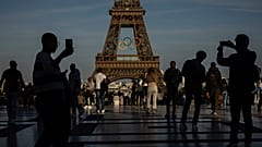 DOSYA - Eyfel Kulesi'ndeki Olimpiyat halkaları 7 Haziran 2024 Cuma günü Paris'te