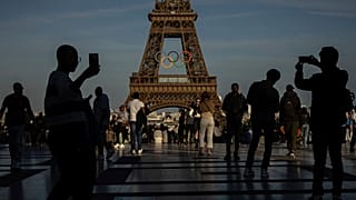 DOSYA - Eyfel Kulesi'ndeki Olimpiyat halkaları 7 Haziran 2024 Cuma günü Paris'te