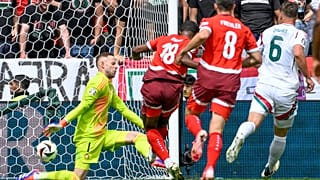 A svájci Kwadwo Duah gólt lő Gulácsi Péter kapujába a magyar-svájci mérkőzésen 2024. június 15-én