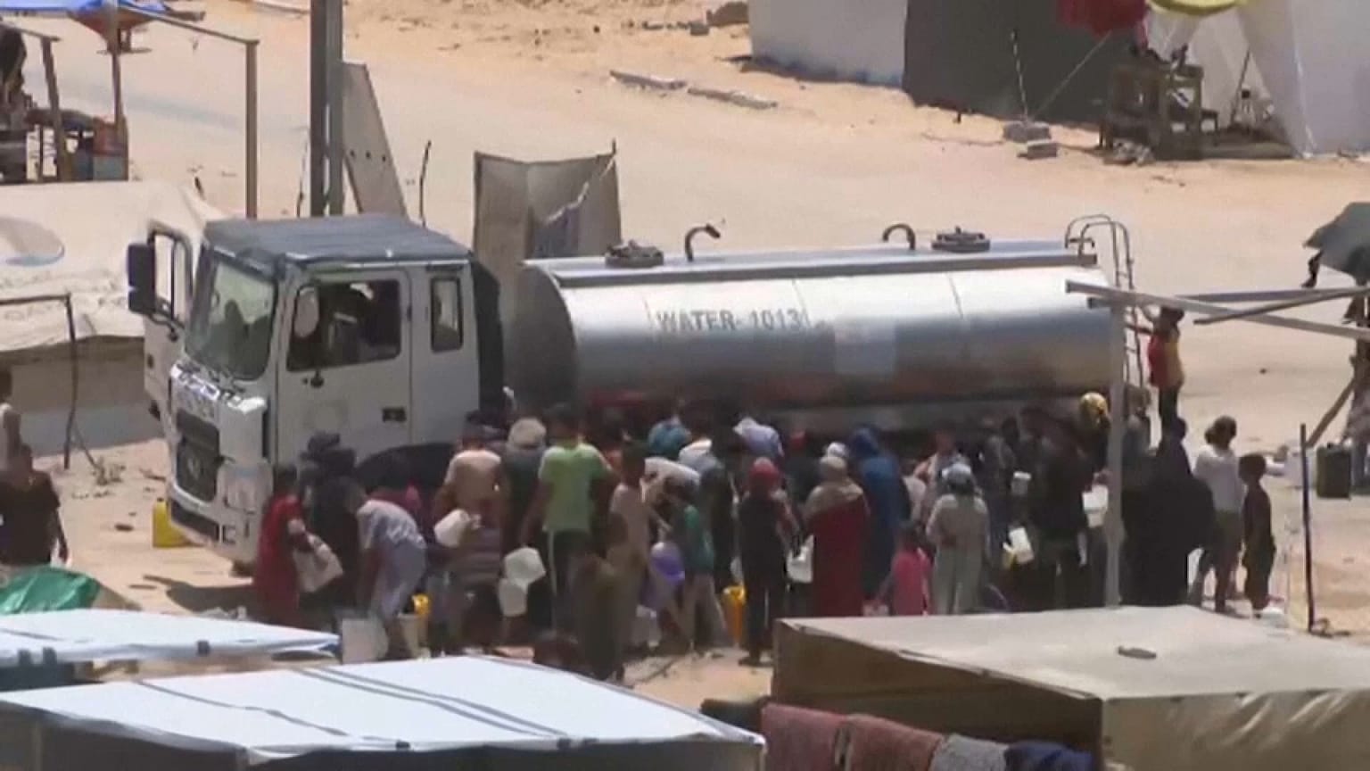 الغزيون يصطفون في طوابير للحصول على شربة ماء في خان يونس 