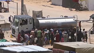 الغزيون يصطفون في طوابير للحصول على شربة ماء في خان يونس