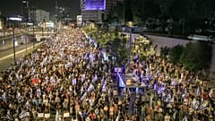 Menschen protestieren gegen die Regierung des israelischen Premierministers Benjamin Netanjahu und fordern die Freilassung von Geiseln, die in Gaza festgehalten werden, in Tel Aviv, 15. Juni 2024