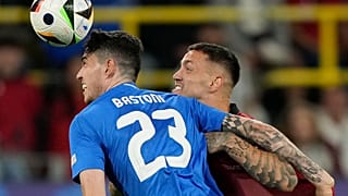 Alessandro Bastoni, che ha segnato il secondo gol dell'Italia, toglie il pallone all'albanese Rey Manaj al debutto agli Europei in Germania vinto dagli azzurri 3 a 1 sabato 