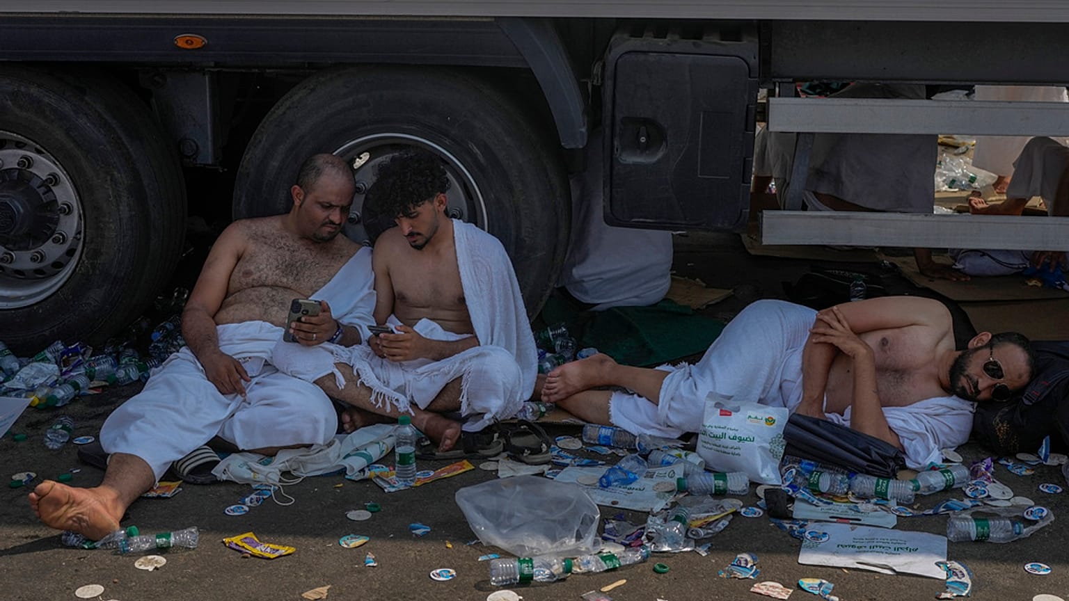Des pèlerins du Hajj s'abritant du soleil
