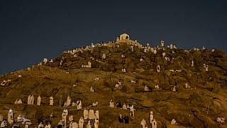 الحجاج المسلمون يتجمعون على قمة التلة الصخرية المعروفة بجبل الرحمة في سهل عرفات