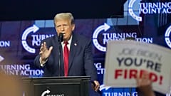 Der republikanische Präsidentschaftskandidat und ehemalige Präsident Donald Trump spricht bei einer Wahlkampfveranstaltung am Samstag, 15. Juni 2024, in Detroit. 