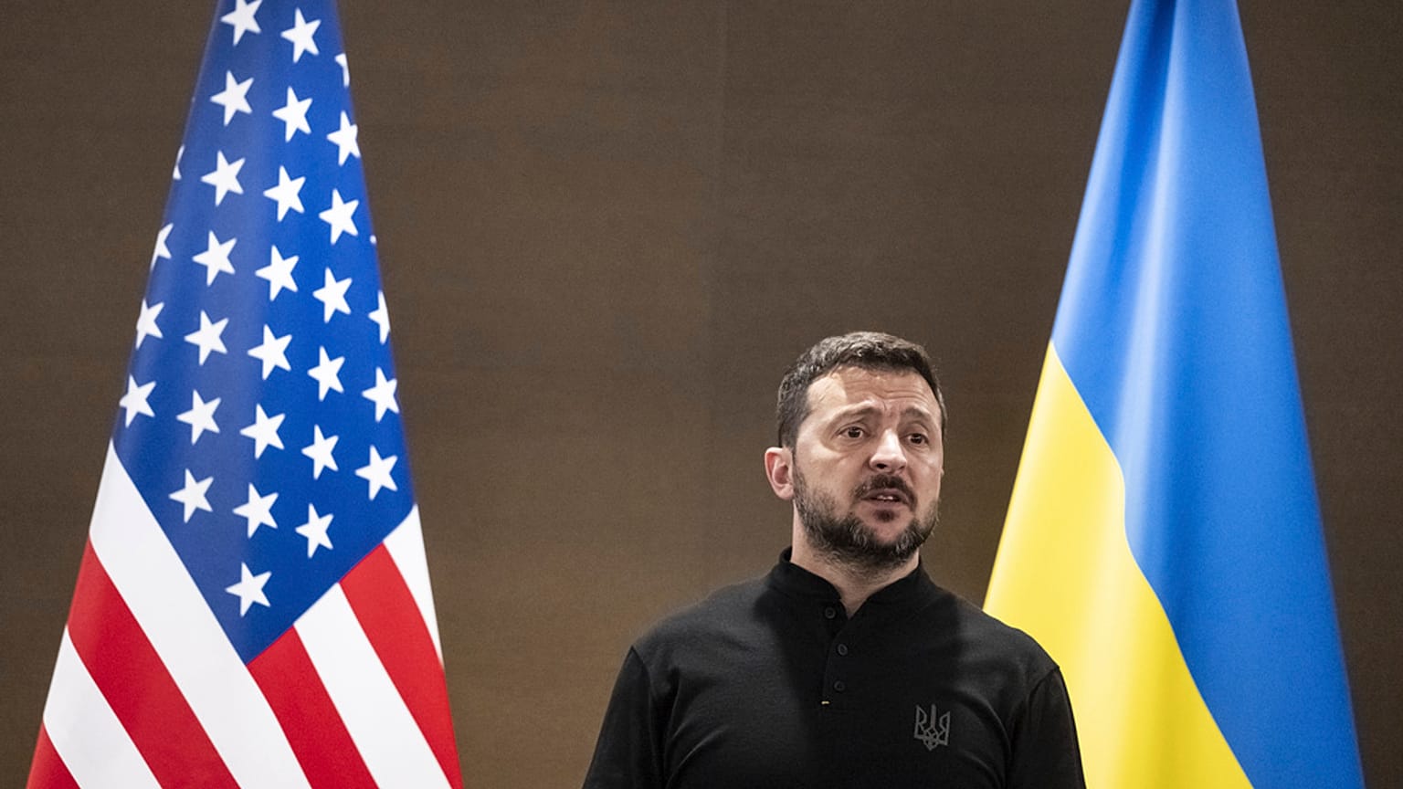 Ukrayna Devlet Başkanı Volodymyr Zelenskyy, Temmuz 2024'te İsviçre'nin Obbürgen kentinde düzenlenen Ukrayna'da Barış Zirvesi sırasında ABD ile ikili bir görüşme yapmadan önce etrafına bakıyor.
