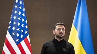Ukrayna Devlet Başkanı Volodymyr Zelenskyy, Temmuz 2024'te İsviçre'nin Obbürgen kentinde düzenlenen Ukrayna'da Barış Zirvesi sırasında ABD ile ikili bir görüşme yapmadan önce etrafına bakıyor.