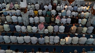 مسلمون سنة راقيون يؤدون صلاة أول أيام عيد الأضحى في مسجد البصرة،