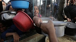 Ein palästinensisches Mädchen vor dem bevorstehenden Eid al-Adha-Fest in Khan Younis im Gazastreifen Lebensmittel sammelt, Samstag, 15. Juni 2024.