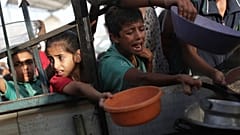 أطفال ينتظرون الحصول على الطعام في غزة 