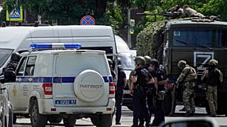 Russische Polizisten und Angehörige der russischen Nationalgarde "Rosgwardija" am Sonntag, 16. Juni 2024, unweit eines Untersuchungsgefängnisses in Rostow am Don.