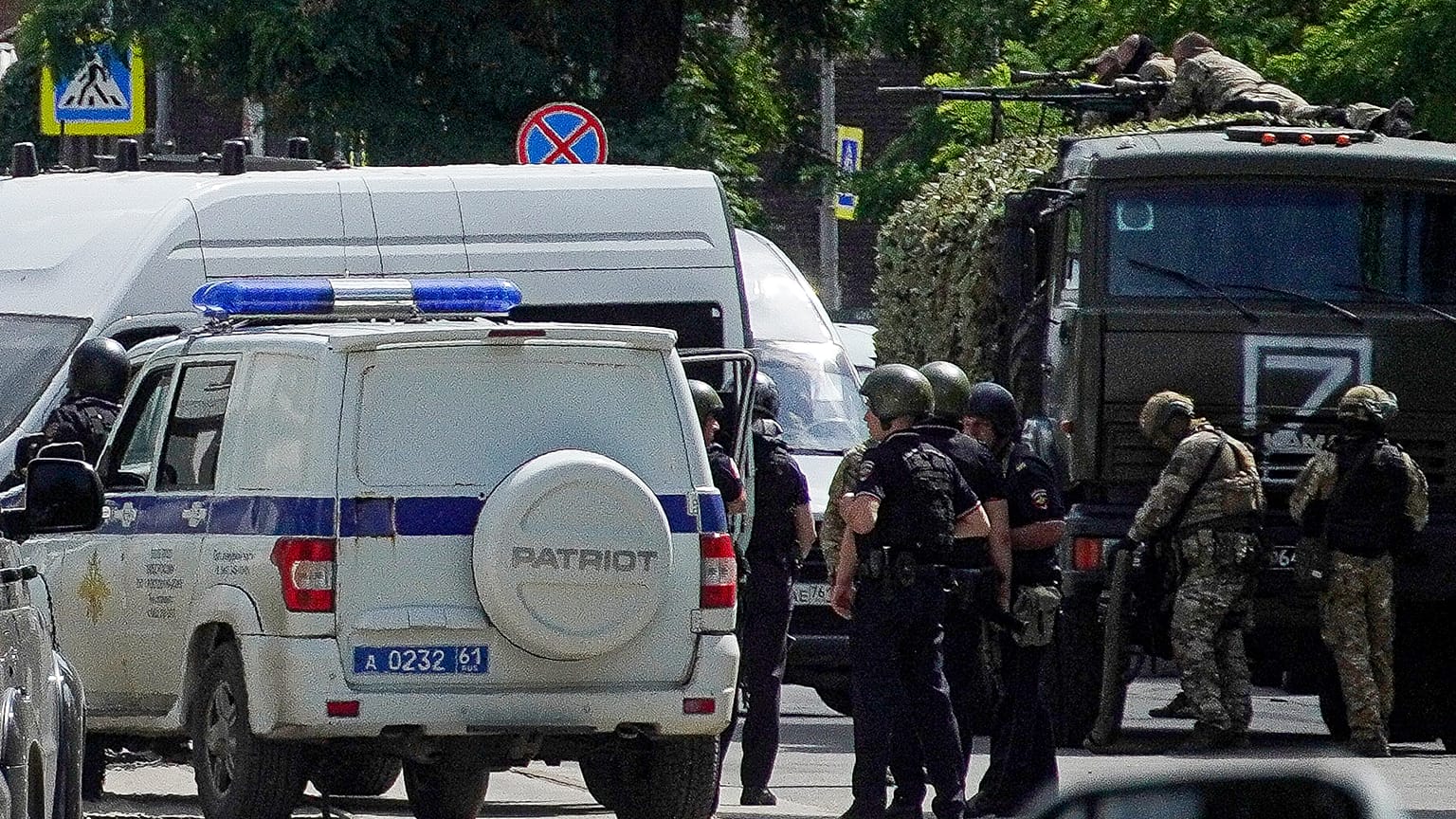 Poliziotti e membri della "Rosgvardiya", la guardia nazionale russa, fuori da un centro di detenzione a Rostov-sul-Don durante il sequestro di due secondini (16 giugno 2024)