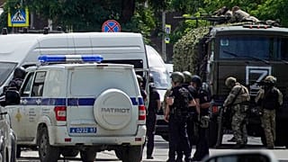 Des policiers russes et des membres de la garde nationale russe se rassemblent non loin d'un centre de détention provisoire à Rostov-sur-le-Don, 15.06.2024