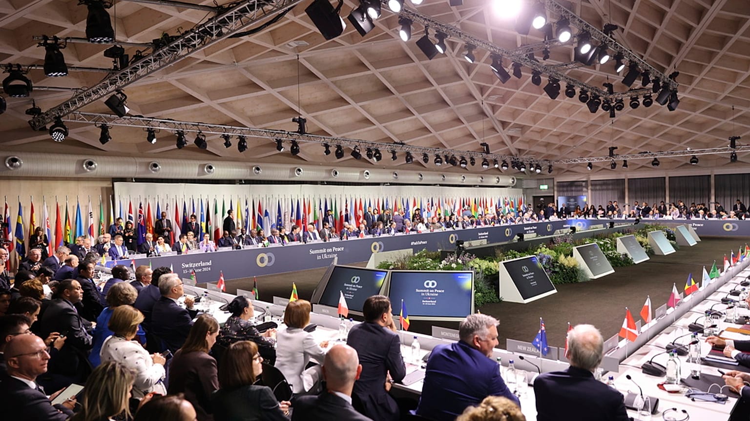 Vue générale de la session plénière du sommet sur la paix en Ukraine au Burgenstock, Suisse, samedi 15 juin 2024. 