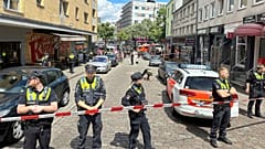 پلیس آلمان در  محل شلیک به مرد تبر ب ه‌دست در هامبورگ ۱۶ ژوئن ۲۰۲۴