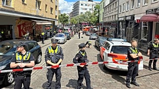 پلیس آلمان در  محل شلیک به مرد تبر ب ه‌دست در هامبورگ ۱۶ ژوئن ۲۰۲۴