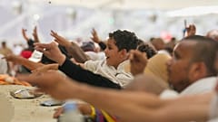 Muslimische Pilger werfen Steine gegen Säulen bei der symbolischen Steinigung des Teufels, dem letzten Ritus der jährlichen Hadsch, in Mina, nahe der Stadt Mekka, Saudi-Arabien, 16. Juni 2024