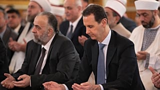 الرئيس السوري بشار الأسد يصلي في عيد الفطر