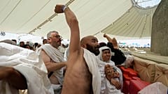 حجاج يرمون جمرة العقبة في أول أيام عيد الأضحى