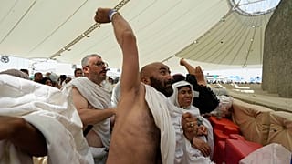 حجاج يرمون جمرة العقبة في أول أيام عيد الأضحى